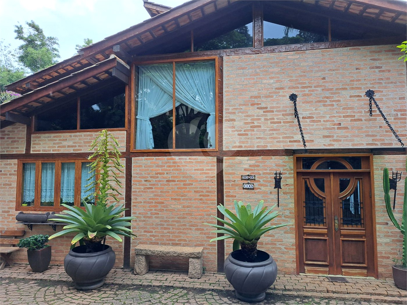 Casa à venda ou para alugar com 3 quartos, sendo 1 suíte,  no condomínio Parque Petrópolis 4 Secção, Mairiporã - SP