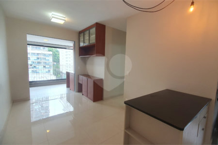 Apartamento 3 quartos (1 suíte) à venda em Pinheiros – 70 m², andar alto, varanda, 1 vaga – pronto para morar