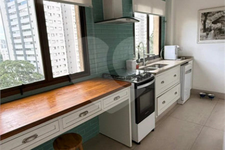 Apartamento de 130 m² com três dormitórios, sendo uma suíte, com armários embutidos, dependências de empregado e lavabo