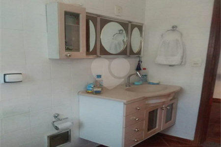 Sobrado de 120m² com dois dormitórios, vaga de garagem, churrasqueira no Alto do Ipiranga