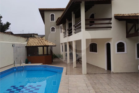 Sobrado à venda com 6 quartos, sendo 2 suítes, em Balneário Stella Maris, Peruíbe, SP