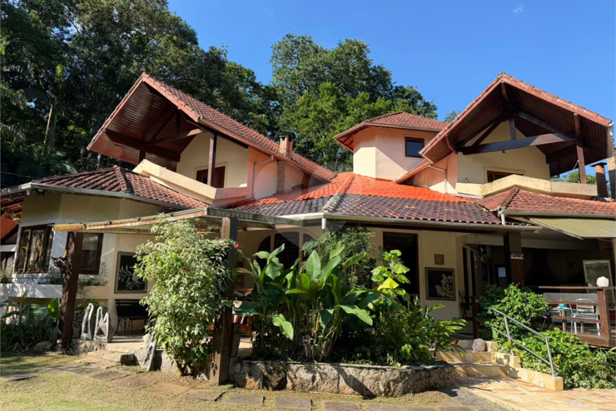Casa à venda com 6 suítes em Massaguaçu, Caraguatatuba, SP