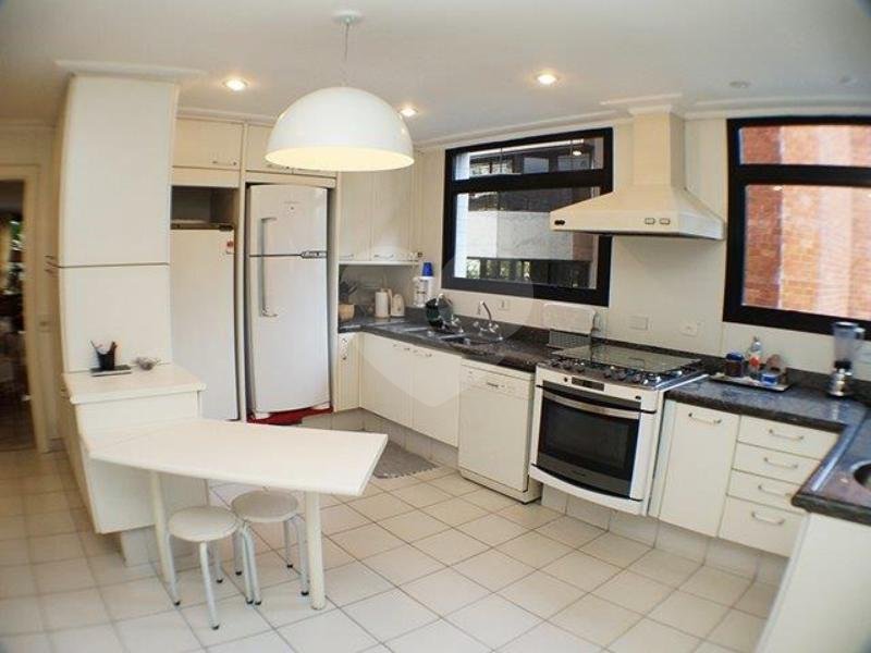 Apartamento à venda ou para alugar com 4 suítes em Moema, São Paulo, SP