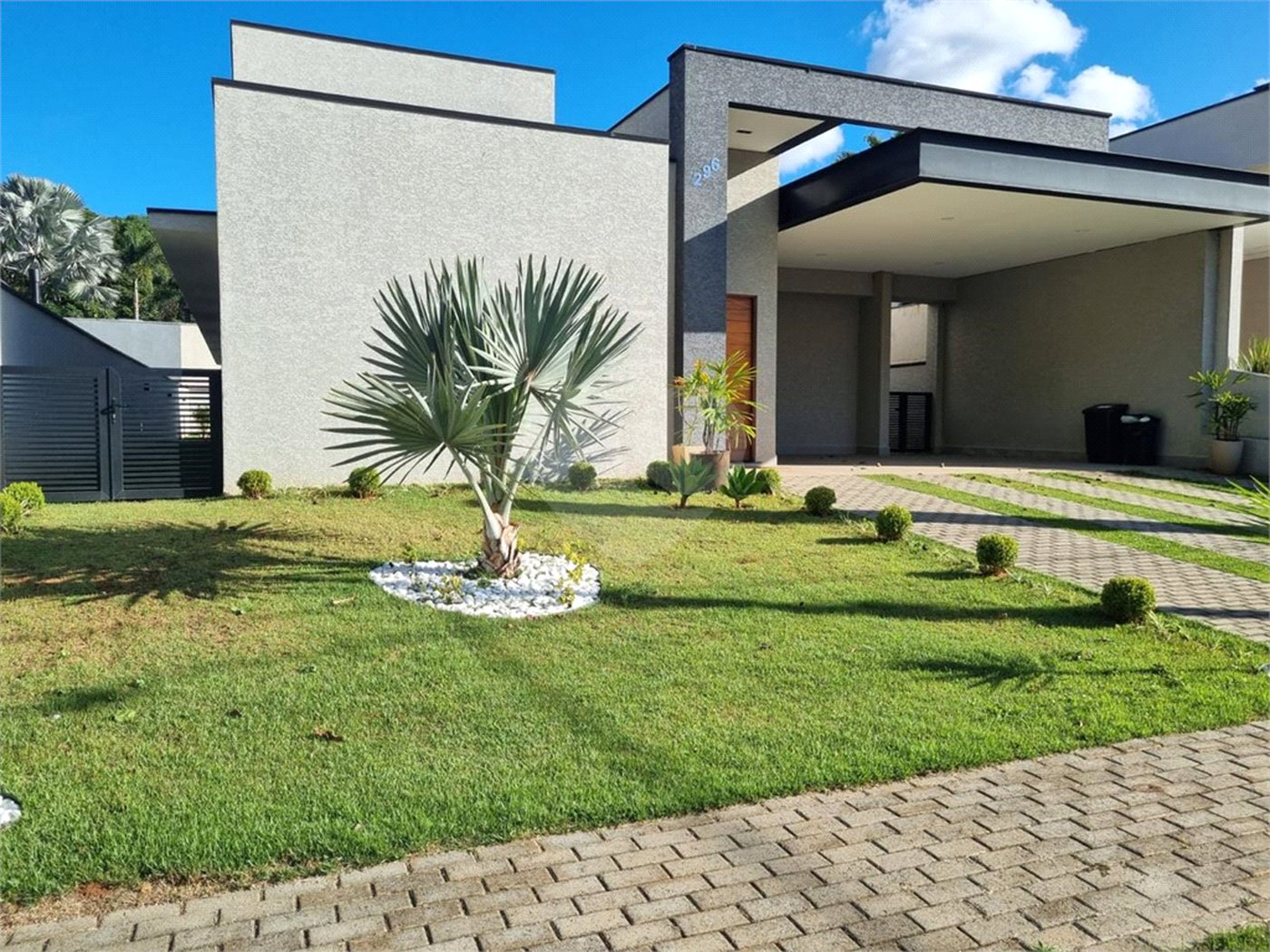 Casa à venda com 4 suítes no condomínio Figueira Garden, Atibaia - SP