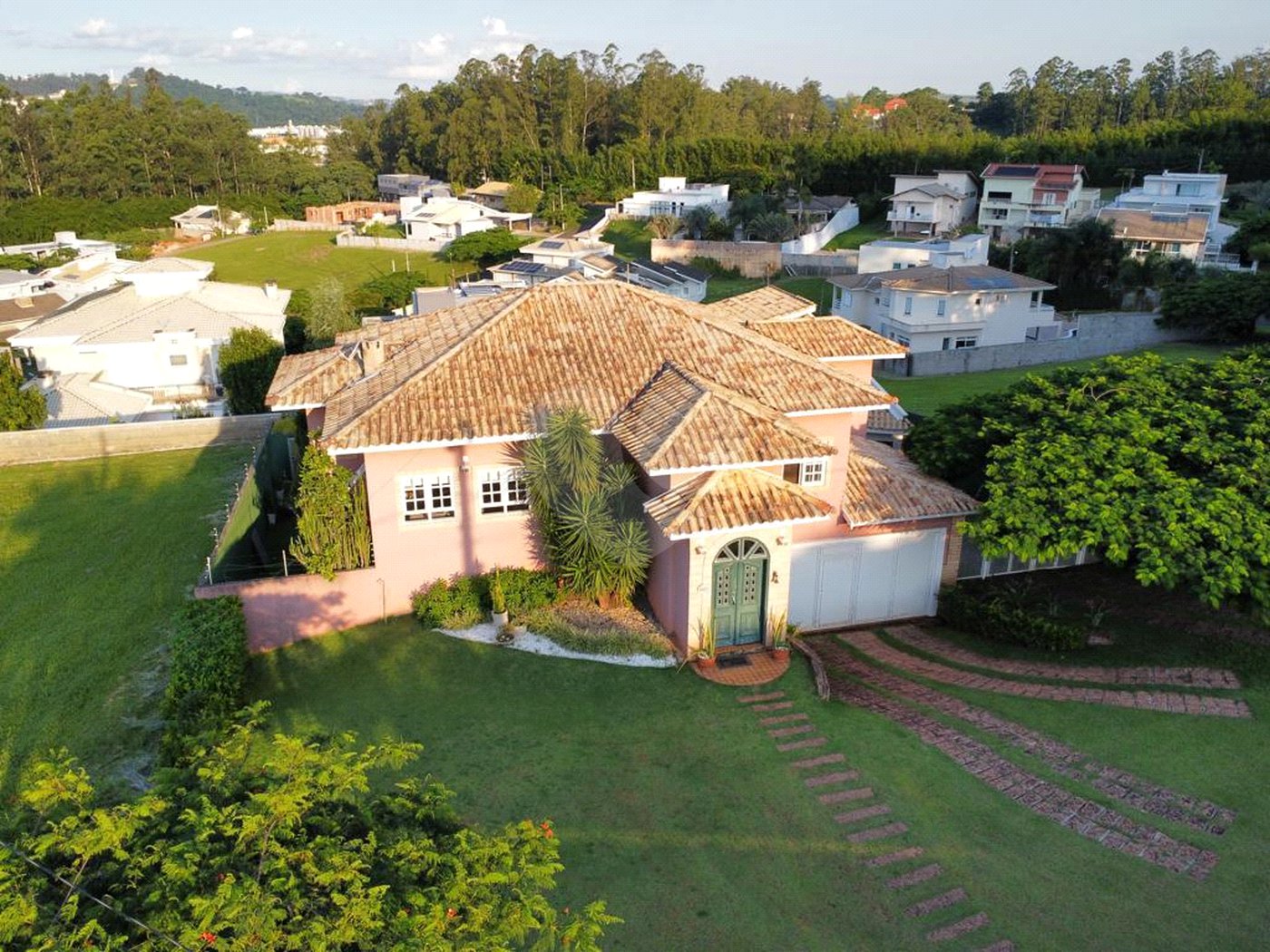 Casa à venda com 5 quartos, sendo 3 suítes, no condomínio Santa Teresa 1, Vinhedo - SP