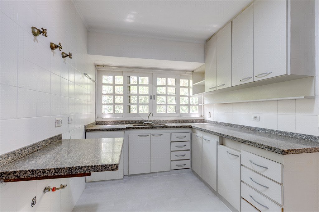 Casa à venda com 5 quartos, sendo 3 suítes, no condomínio Granja do Morumbi, São Paulo - SP