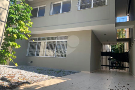 Casa à venda com 4 quartos, sendo 2 suítes, em Brooklin, São Paulo, SP