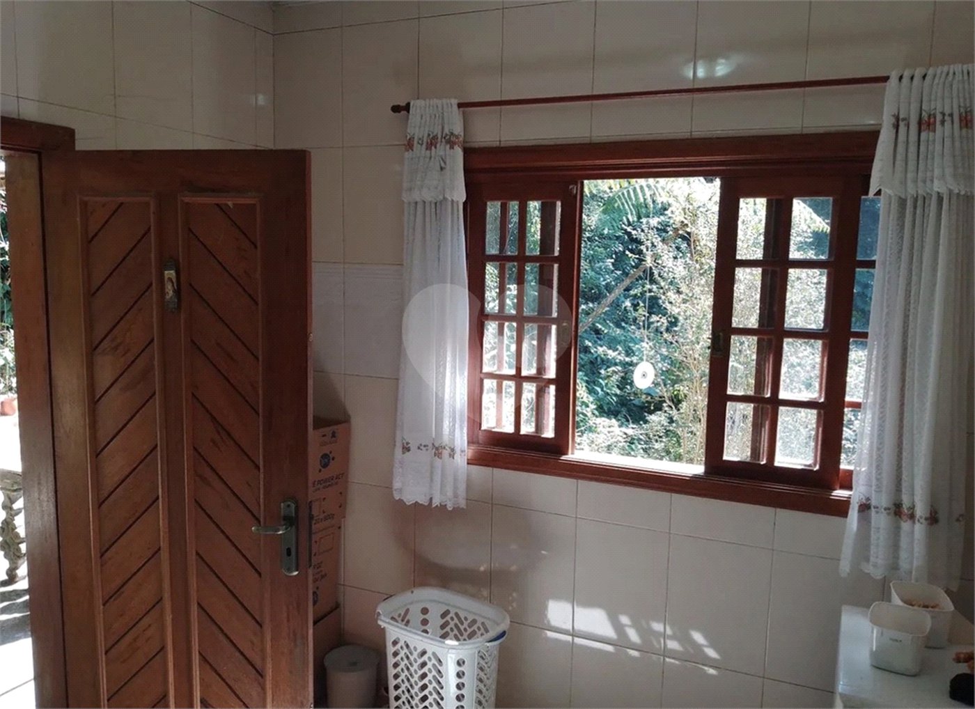Casa à venda com 4 quartos, sendo 1 suíte, no condomínio Quinta da Cachoeira, Embu das Artes - SP