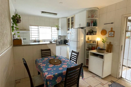 Sobrado de 120m² com 2 dormitórios, 2 vagas de garagem e próximo ao aeroporto.