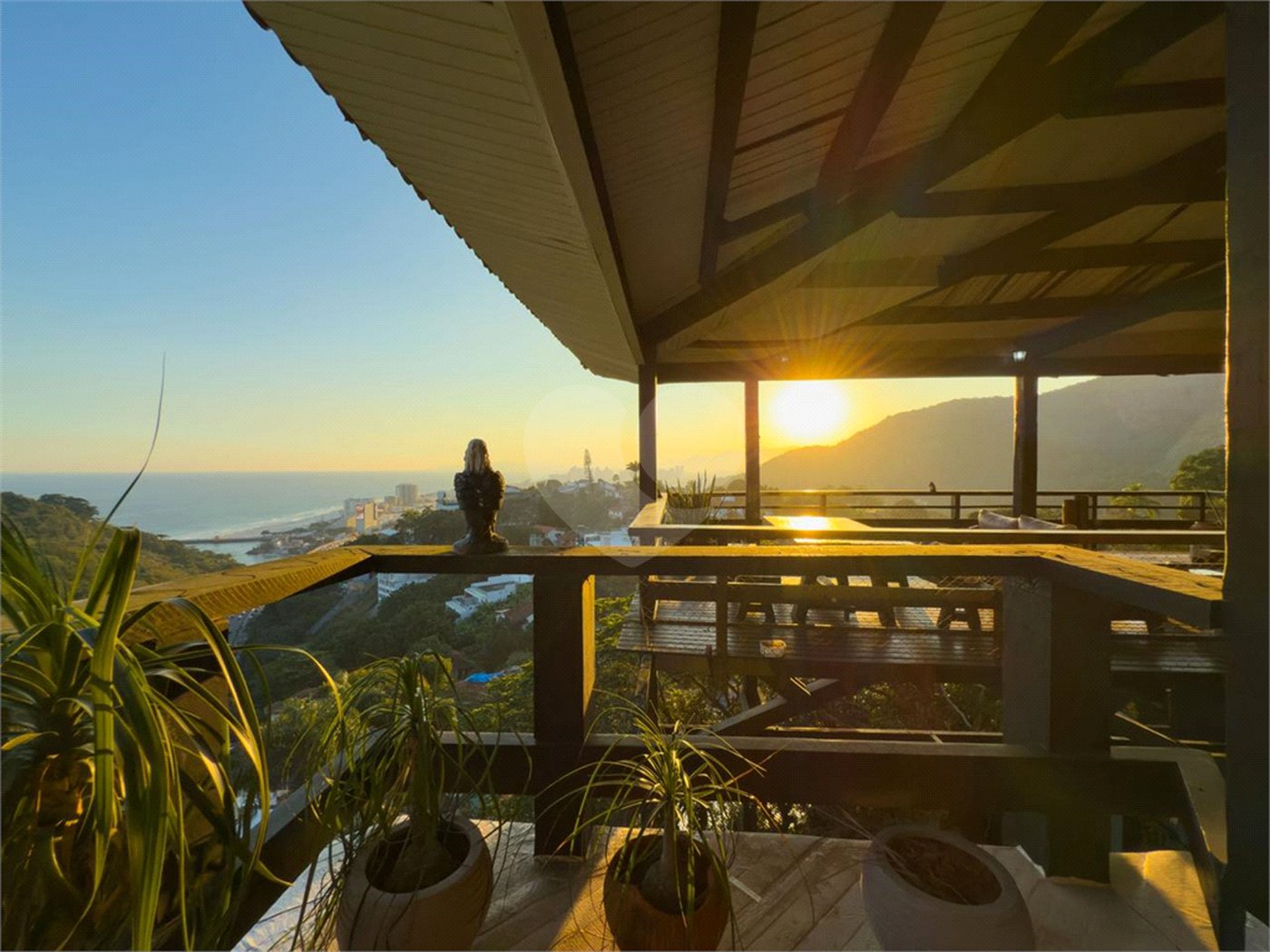 Casa à venda com 5 quartos, sendo 2 suítes, em Joá, Rio de Janeiro, RJ