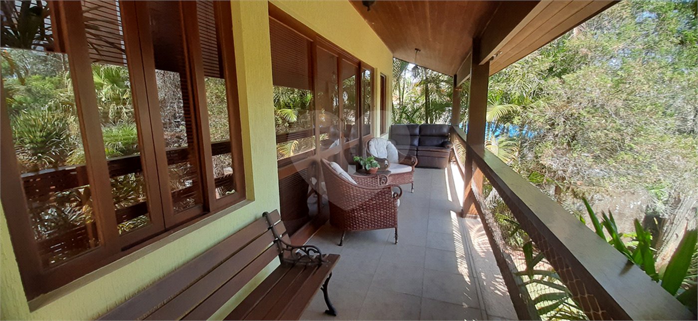 Casa à venda com 4 quartos, sendo 3 suítes, no condomínio Sausalito, Mairiporã - SP