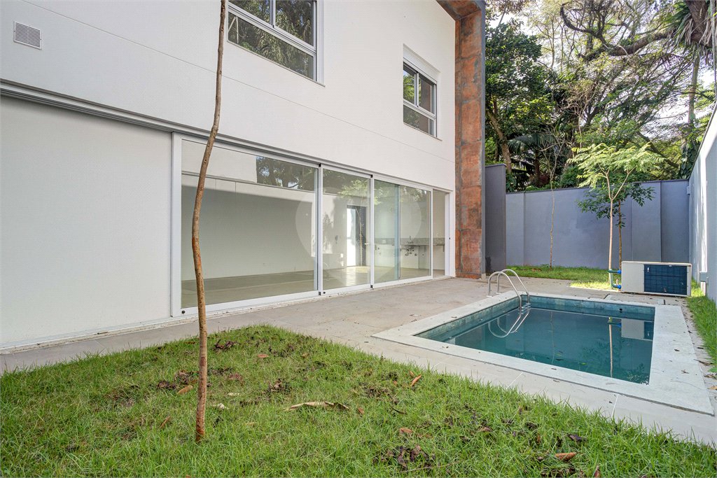 Casa à venda ou para alugar com 3 suítes no condomínio Jardim Flora, São Paulo - SP