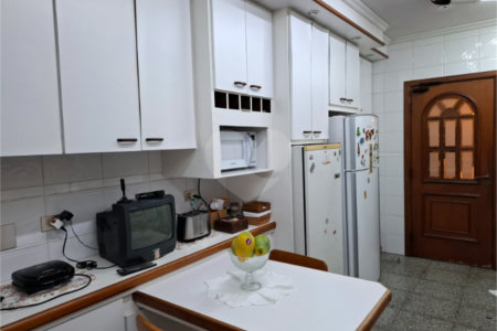 Sobrado à venda com 4 quartos, sendo 2 suítes,  em Jardim Leonor, São Paulo, SP