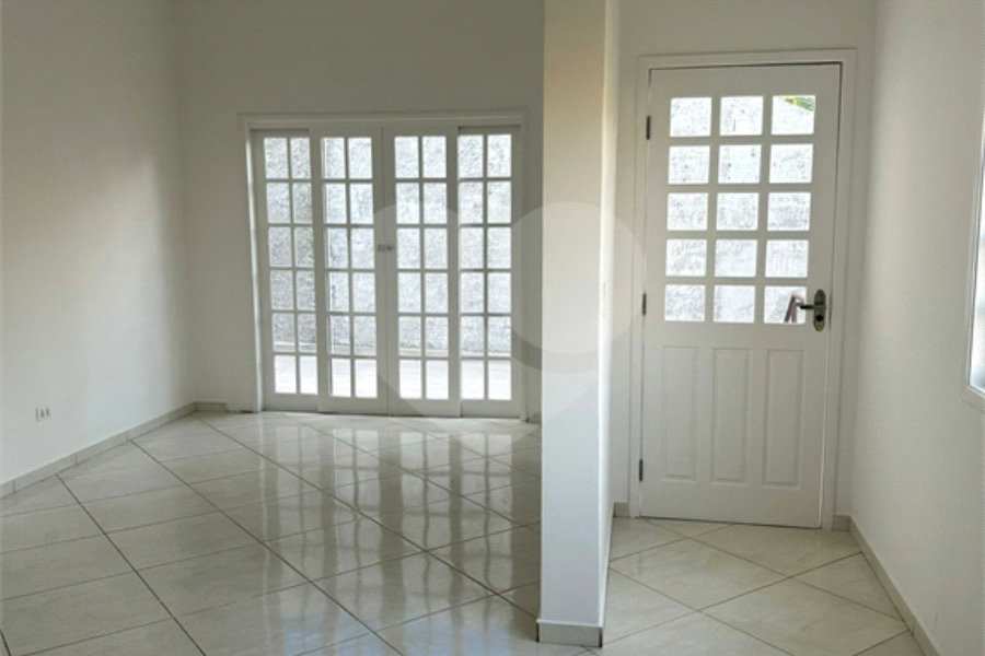Casa à venda com 4 quartos, sendo 1 suíte,  no condomínio Jardim das Acácias, Cotia - SP