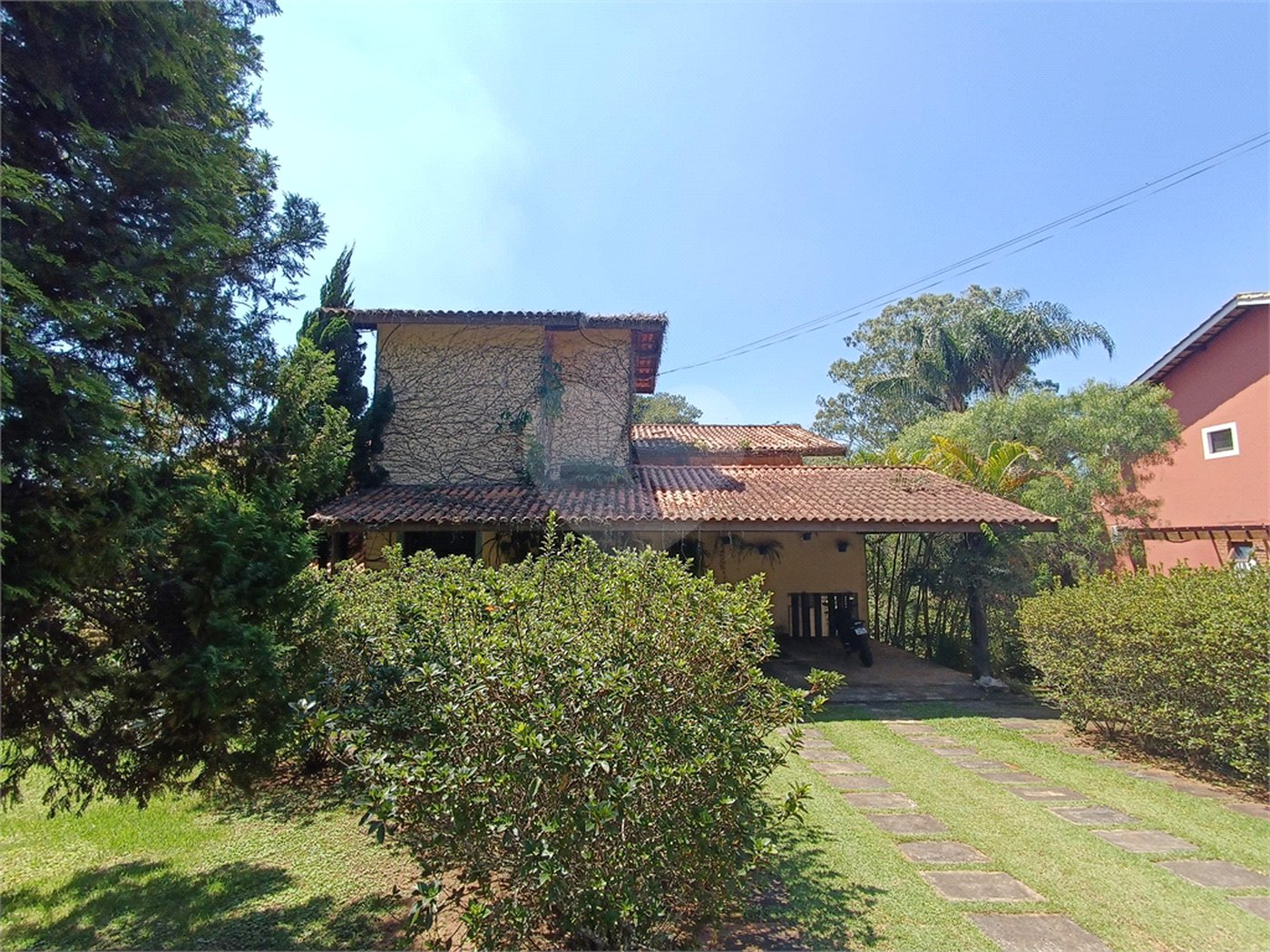 Casa à venda com 4 quartos, sendo 3 suítes, no condomínio Patrimônio do Carmo, São Roque - SP