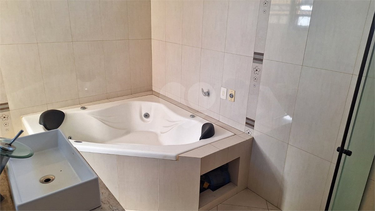 Sobrado para alugar com 4 quartos, sendo 3 suítes, em Vila Nivi, São Paulo, SP