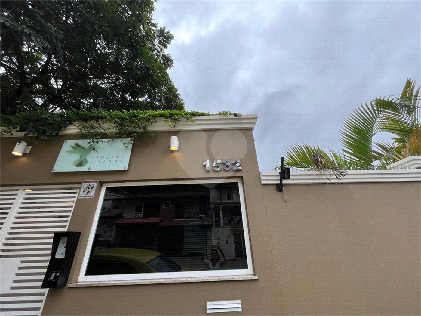 Casa à venda com 4 quartos, sendo 2 suítes, no condomínio Floradas da Serra, São Paulo - SP