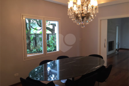 Casa à venda com 4 quartos, sendo 2 suítes, no condomínio Residencial Morumbi, São Paulo - SP