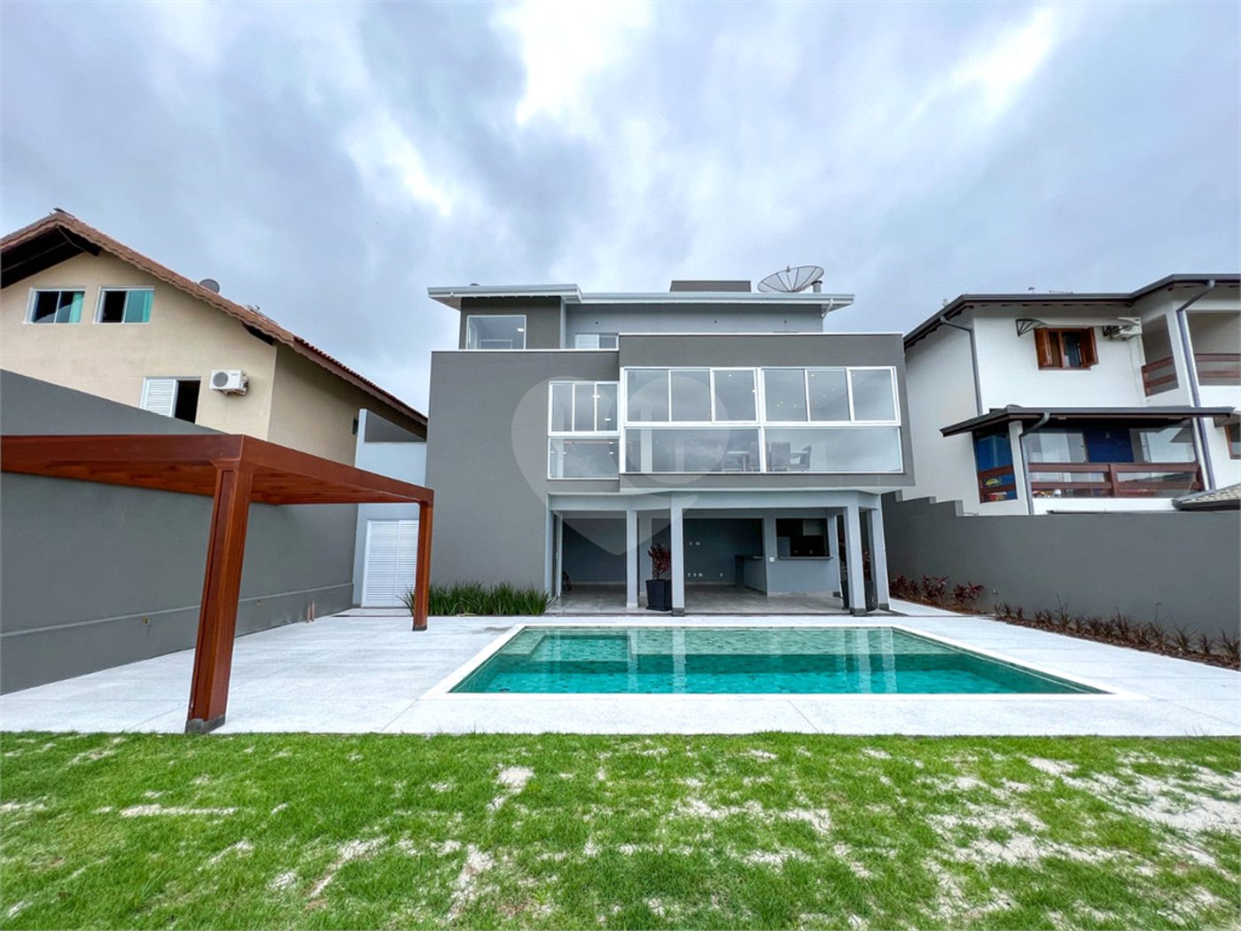 Casa à venda com 4 suítes no condomínio Alpes de Vinhedo, Vinhedo - SP