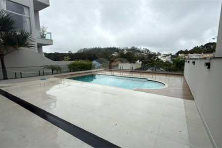 Sobrado de alto padrão no Swiss Park, totalmente reformado, com 4 suítes, piscina, elevador, espaço gourmet, 4 vagas e condomínio com lazer completo.