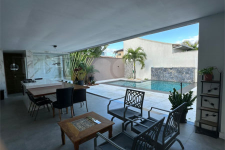 Casa à venda com 5 quartos, sendo 1 suíte, em Caravelas, Armação dos Búzios, RJ