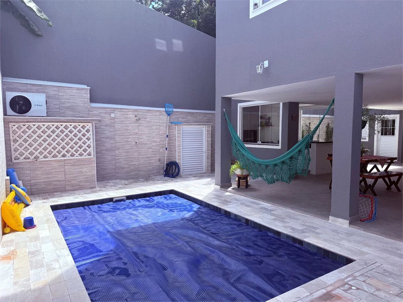 Sobrado à venda com 4 quartos, sendo 2 suítes,  em Vila Santo Antônio, Cotia, SP