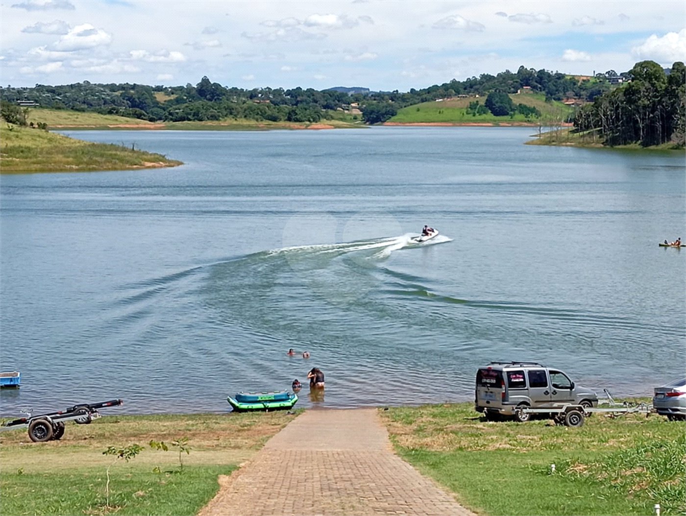 Casa à venda com 3 suítes no condomínio Riviera dos Pássaros, Joanópolis - SP
