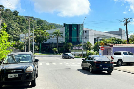 Apartamento 2 dormitórios com vaga de garagem lado praia na Enseada Guarujá