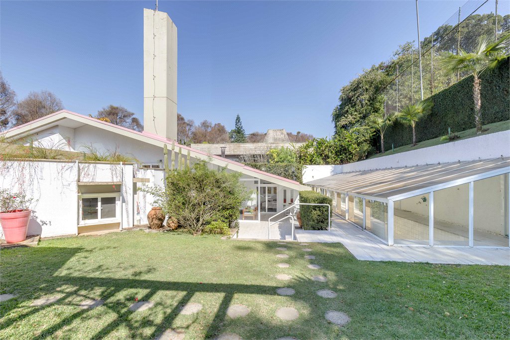 Casa à venda ou para alugar com 3 quartos, sendo 1 suíte,  no condomínio Chácara Flora, São Paulo - SP