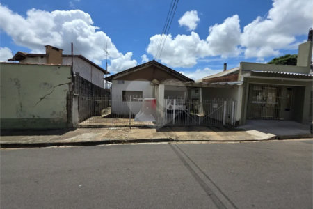 Casa térrea à venda com amplo quintal e grande potencial na Vila Nery