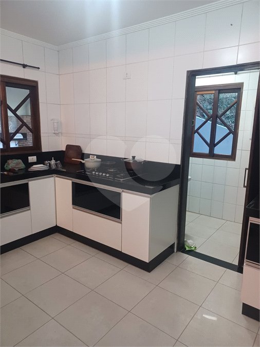Casa à venda ou para alugar com 3 quartos, sendo 1 suíte, no condomínio Parque Suiça, Caieiras - SP