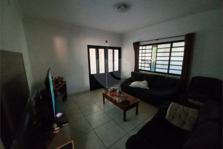 Casa térrea com 2 dormitórios.