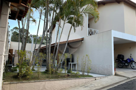 Casa à venda com 3 quartos, sendo 2 suítes, no condomínio Palmas, São Paulo - SP