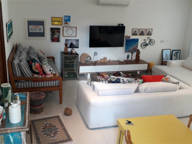 Casa à venda com 4 quartos, sendo 3 suítes,  no condomínio Residencial Vila Esmeralda, São Sebastião - SP