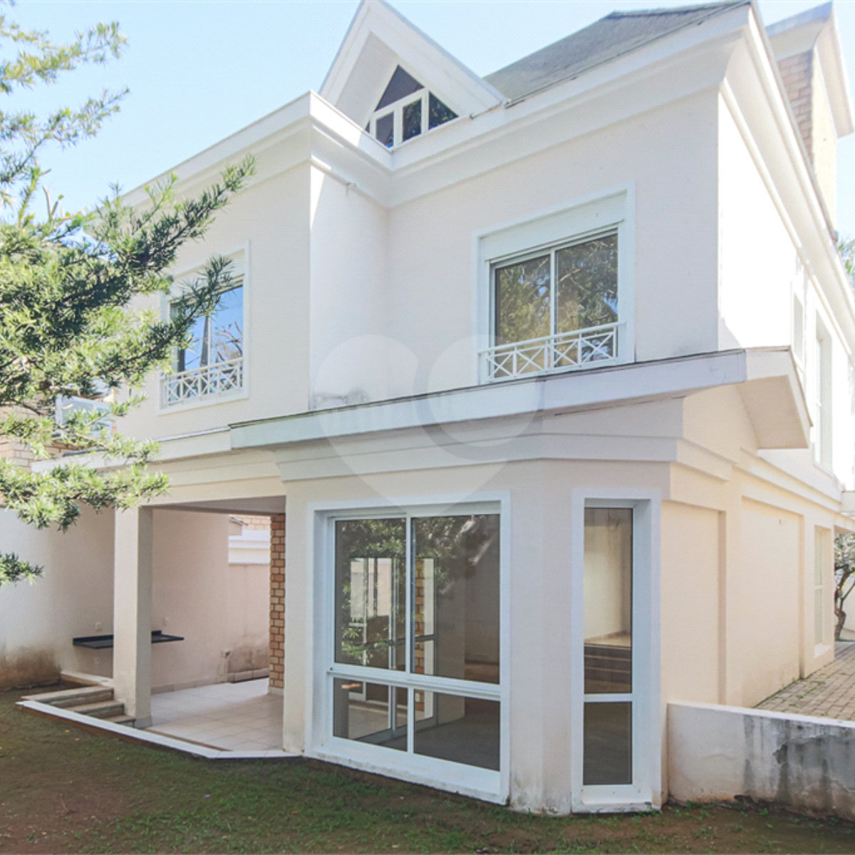 Casa à venda com 4 quartos, sendo 2 suítes, no condomínio Bristol Village, São Paulo - SP