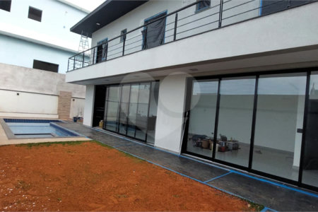Casa à venda ou para alugar com 5 quartos, sendo 3 suítes, no condomínio Figueira Garden, Atibaia - SP