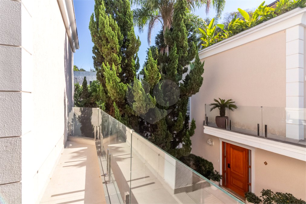 Casa à venda com 4 quartos, sendo 2 suítes, no condomínio Stephanie, São Paulo - SP