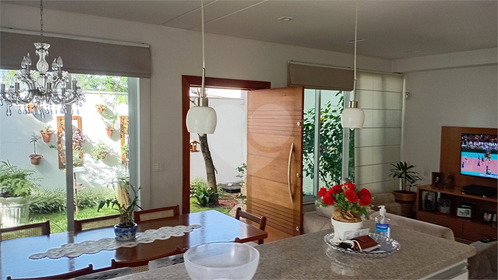 Sobrado à venda com 4 quartos, sendo 2 suítes,  em Vila Gilda, Santo André, SP