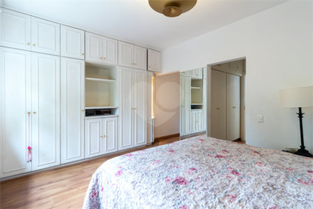 Casa à venda com 4 quartos, sendo 2 suítes,  no condomínio Vila das Flores, São Paulo - SP