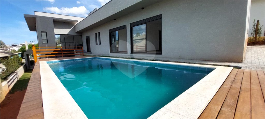 Casa à venda com 4 suítes no condomínio Figueira Garden, Atibaia - SP