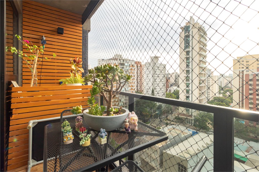 Apartamento à venda com 3 quartos, sendo 1 suíte, em Moema, São Paulo, SP