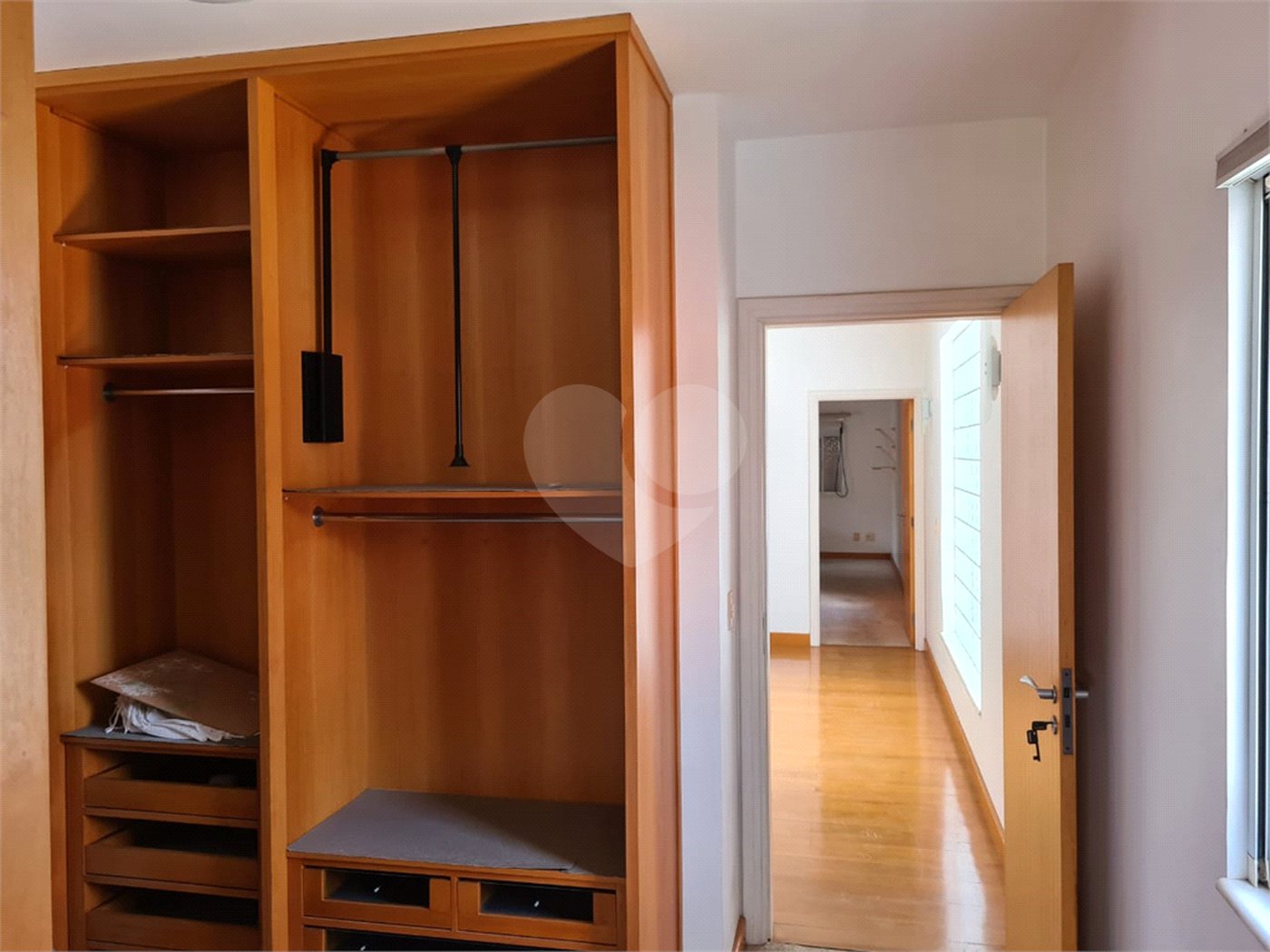 Casa à venda com 6 quartos, sendo 4 suítes, no condomínio Jardim Paulista I, Vinhedo - SP