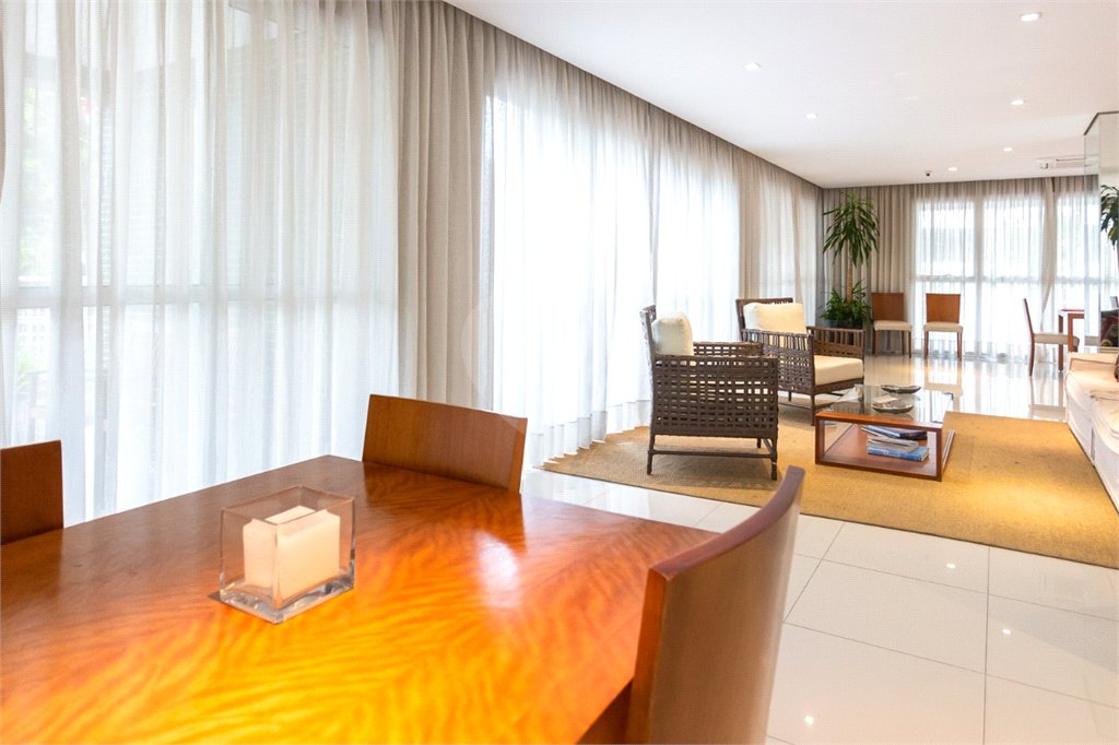 Apartamento à venda com 3 quartos, sendo 1 suíte, em Vila Anastácio, São Paulo, SP