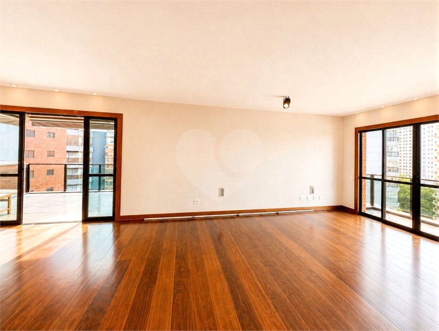Apartamento à venda com 3 suítes em Moema, São Paulo, SP