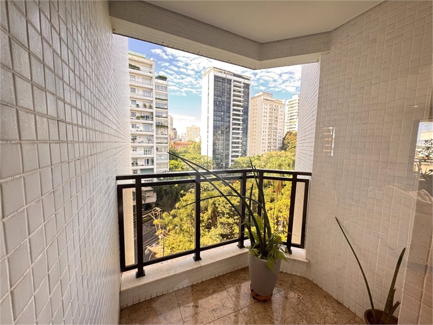 Higienópolis: Apartamento de 350 m2, 4 suítes, 5 vagas.