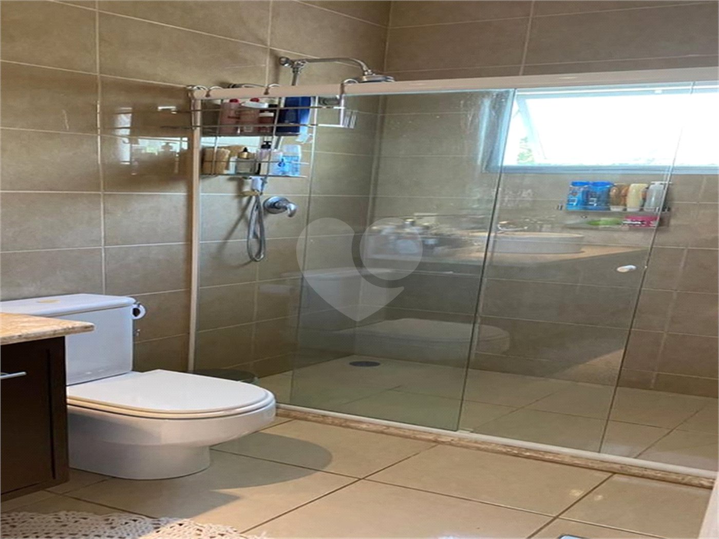 Casa à venda com 5 quartos, sendo 4 suítes,  no condomínio Terras de Santa Clara, Jacareí - SP