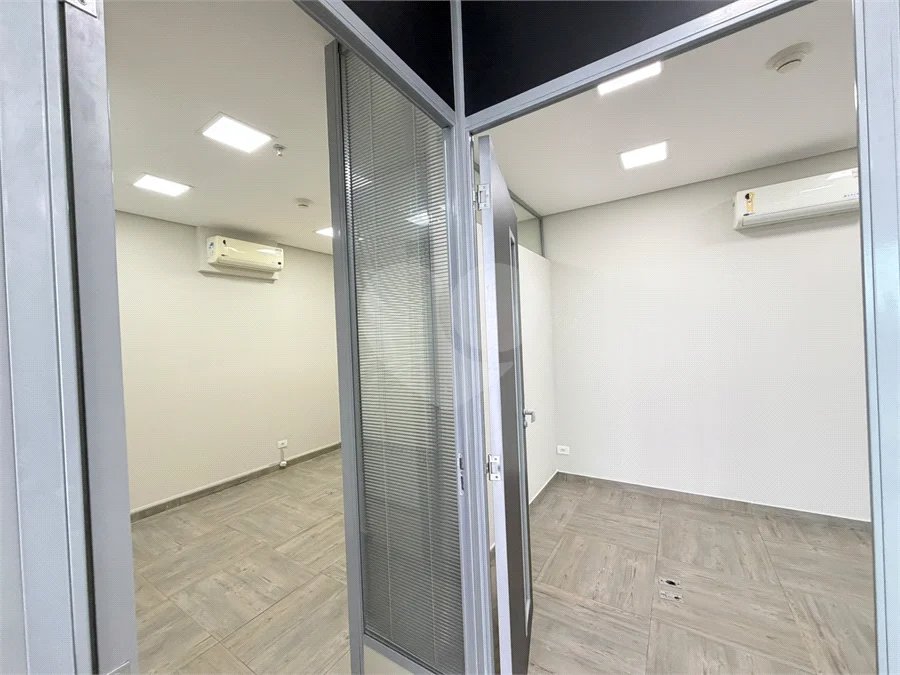 Sala para locação Domo Business 101 m - 2 vagas - Sala com divisórias, ar condicionado e banheiro.