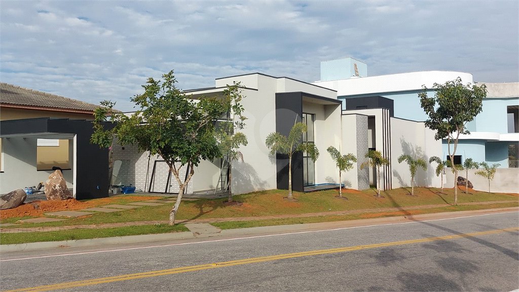 Casa à venda ou para alugar com 5 quartos, sendo 3 suítes, no condomínio Figueira Garden, Atibaia - SP