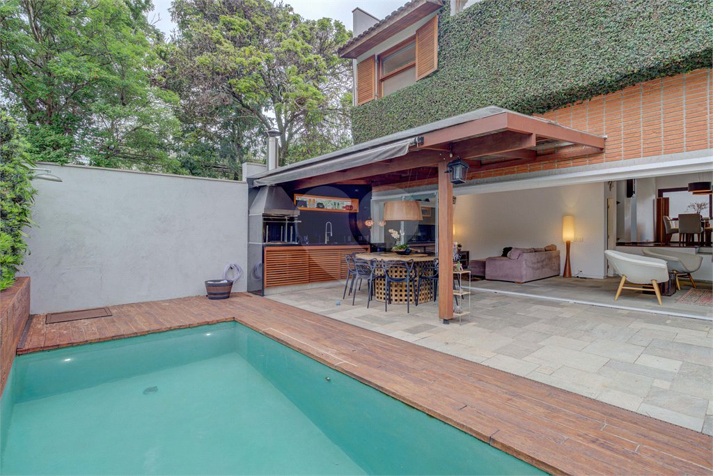 Casa à venda com 4 quartos, sendo 2 suítes, no condomínio Vila Antonieta, São Paulo - SP