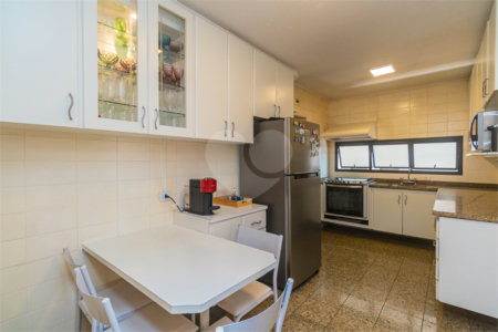 Apartamento à venda com 3 quartos, sendo 1 suíte, em Moema, São Paulo, SP